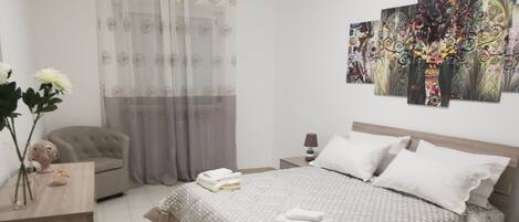 2 bedrooms, desk, iron/ironing board, WiFi