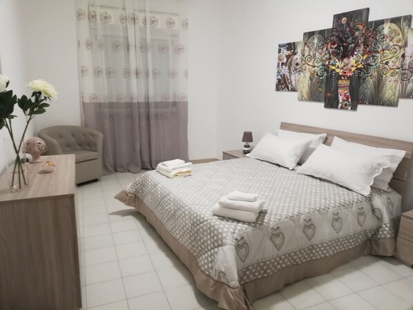 2 bedrooms, desk, iron/ironing board, WiFi