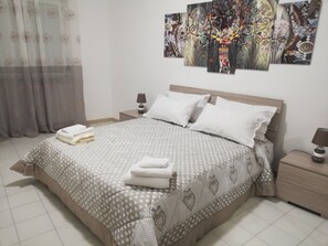 2 bedrooms, desk, iron/ironing board, WiFi