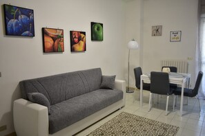 TV, books - Madrigio ... at home (Casamassima)