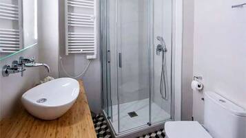 Ducha, secador de pelo, bidé y toallas