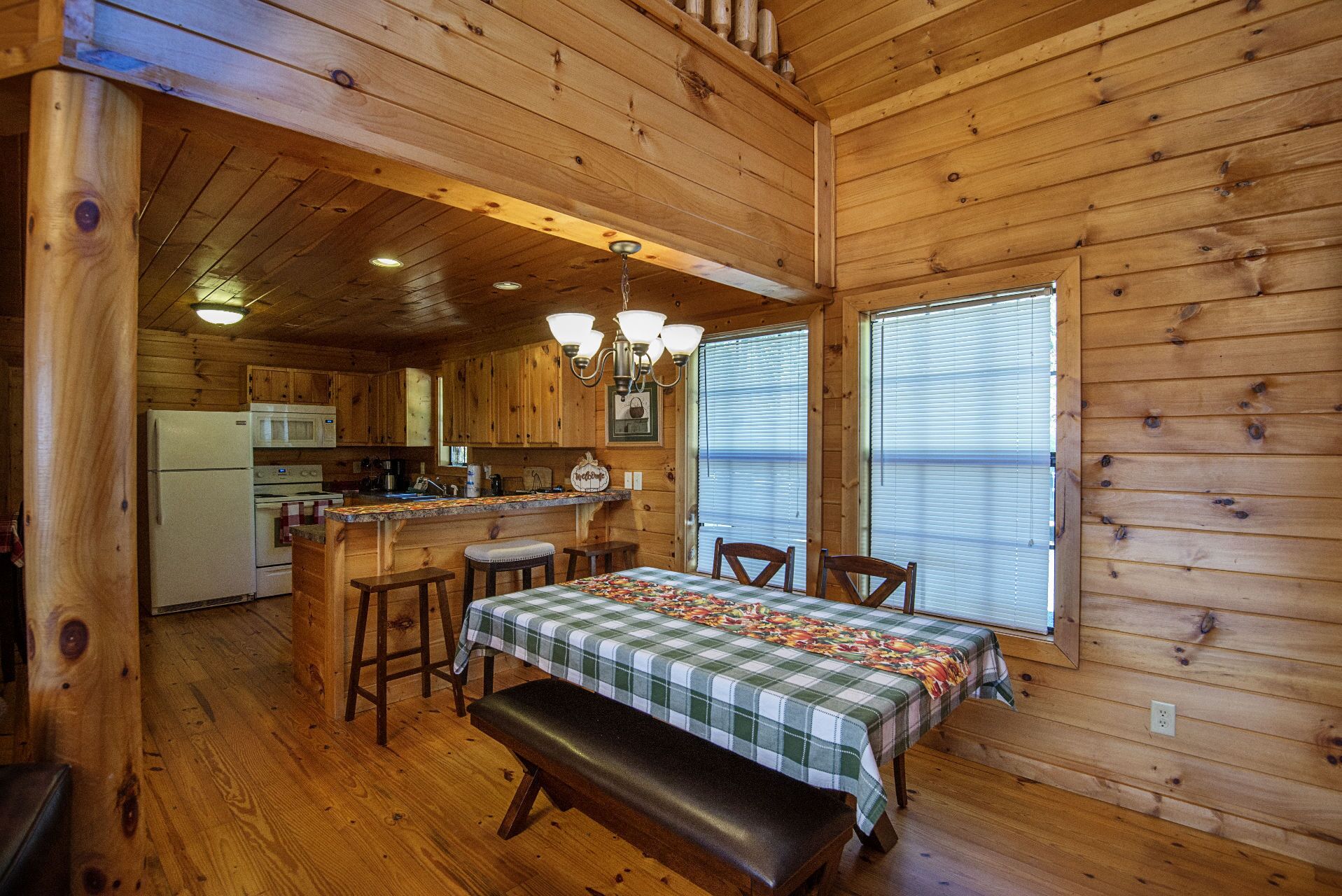L’intérieur d’une cabane comprend une cuisine, un coin repas et un banc.