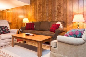 Een smart-tv, een open haard en een dvd-speler