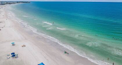 Newly Renovated Large 4BR w/ Pool - Walk to Gated beach