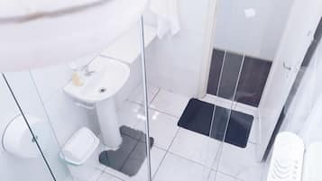 Douche, sĂšche-cheveux, serviettes fournies, papier toilette