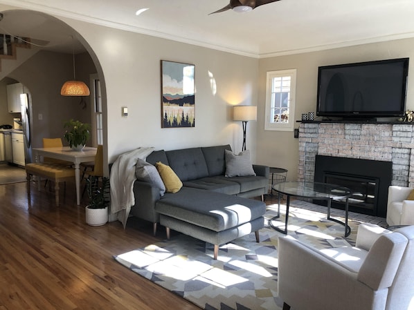TV, fireplace