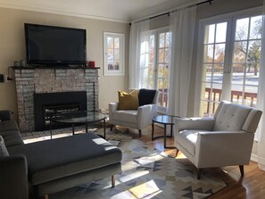 Televisión y chimenea 