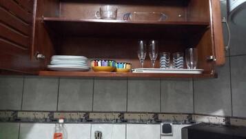Lemari es besar, microwave, oven, dan kompor
