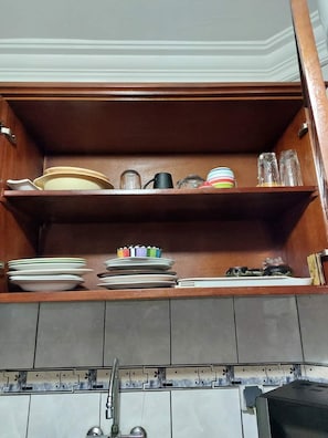 Full-sized fridge, microwave, oven, stovetop