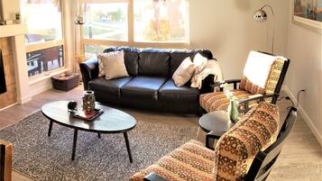 TV connectée, cheminée, livres