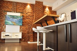 Deluxe Studio Suite, 1 Queen Bed, Kitchen | Living area | 42-inch flat-screen TV with digital channels, TV