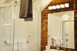 Shower, rainfall showerhead, free toiletries, hair dryer