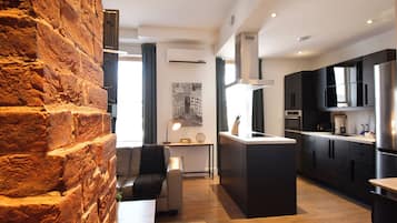 Signature Studio Suite, 1 Queen Bed, Kitchen