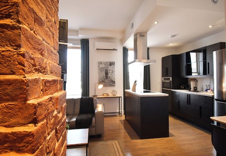 Signature Studio Suite, 1 Queen Bed, Kitchen | 1 bedroom, free WiFi, bed sheets