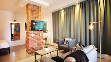 Signature Studio Suite, 1 Queen Bed, Kitchen | 1 bedroom, free WiFi, bed sheets