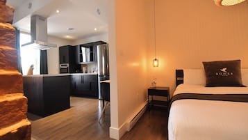 Signature Studio Suite, 1 Queen Bed, Kitchen | 1 bedroom, free WiFi, bed sheets