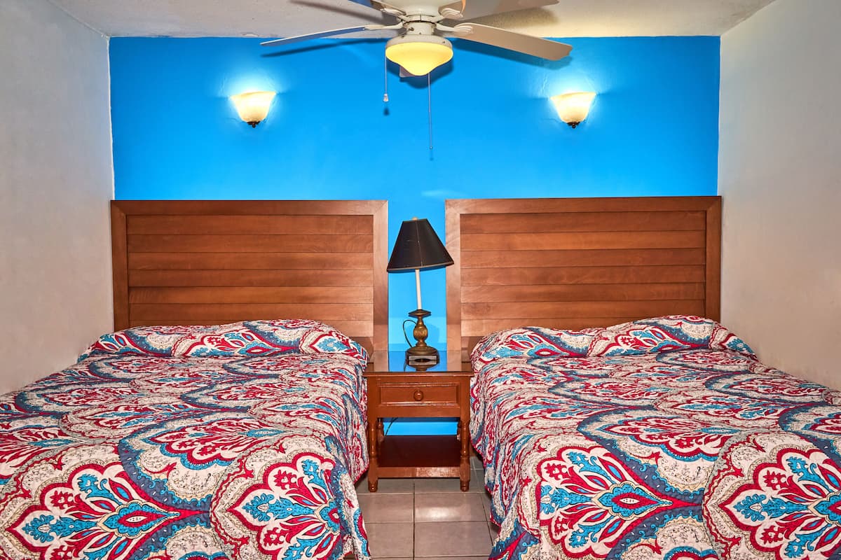 Habitación básica doble | Colchones Select Comfort, tabla de planchar con plancha, wifi gratis
