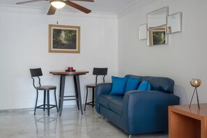 Kamar Double Klasik | Ruang keluarga | Smart TV 40-inci dengan saluran TV kabel dan TV