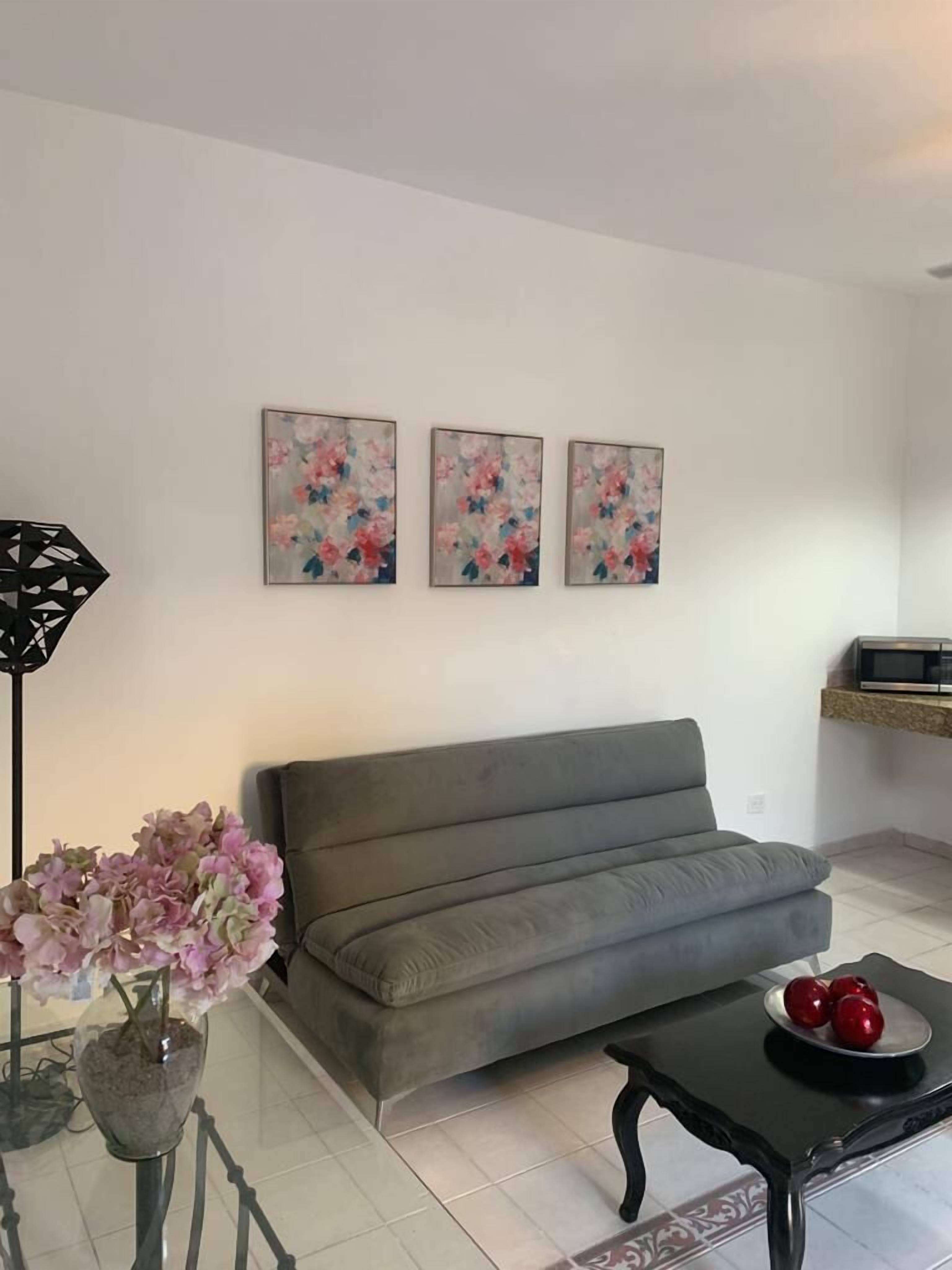 Habitación básica doble | Área de sala de estar | Smart TV de 40 pulgadas con canales por cable y televisión 