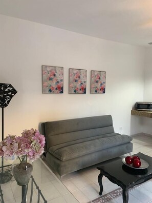 Basic Double Room | Living area | 40-inch Smart TV with cable channels, TV - Loft Sabalo (Mazatlán)