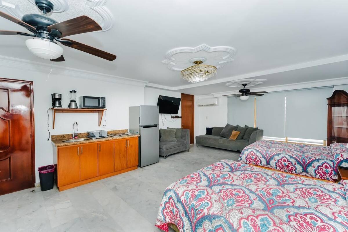 Habitación cuádruple básica | Colchones Select Comfort, tabla de planchar con plancha, wifi gratis