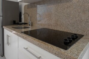 Classic Double Room | Private kitchen | Full-sized fridge, microwave, stovetop, coffee/tea maker - Loft Sabalo (Mazatlán)