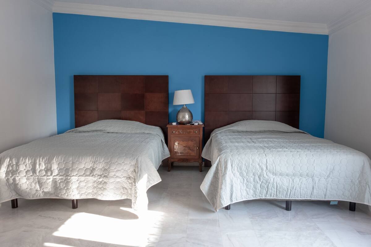 Habitación básica | Colchones Select Comfort, tabla de planchar con plancha, wifi gratis