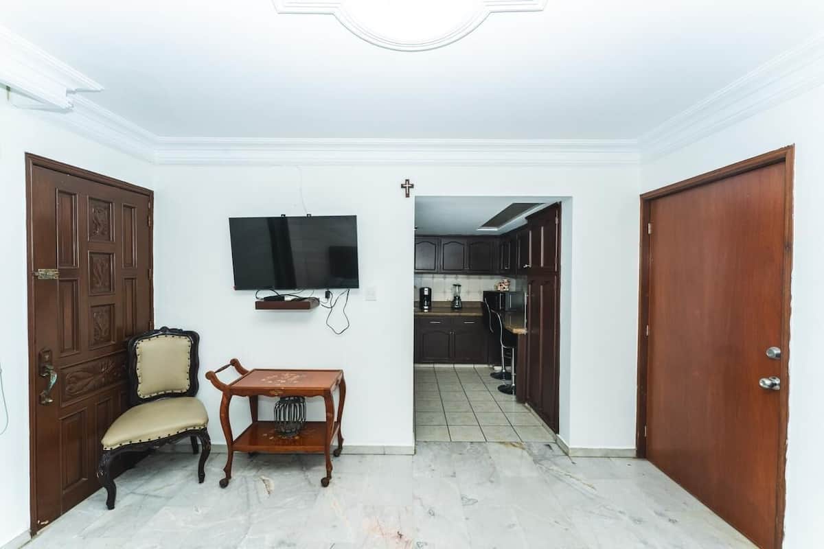 Apartamento tradicional | Colchones Select Comfort, tabla de planchar con plancha, wifi gratis