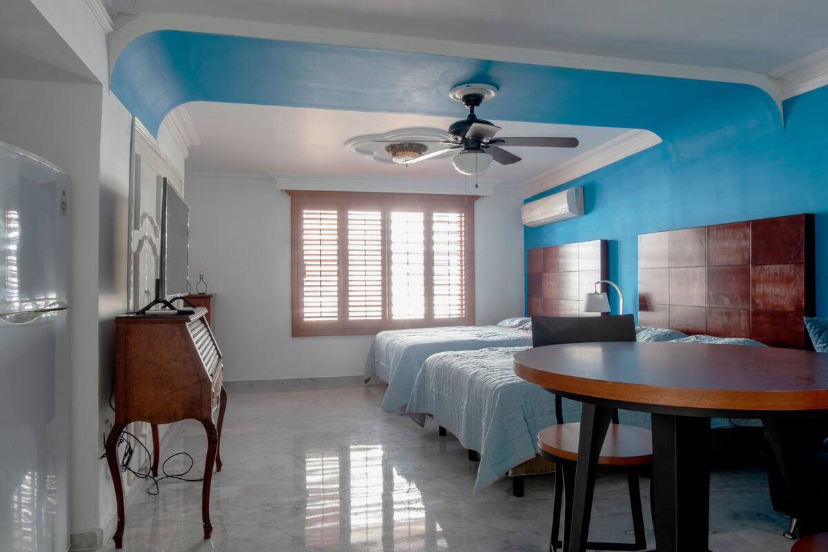 Habitación clásica | Colchones Select Comfort, tabla de planchar con plancha, wifi gratis