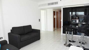 Comfort Apartment | Living room | Flat-screen TV