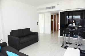 Appartement Confort | Salle de séjour | Télévision à écran plat