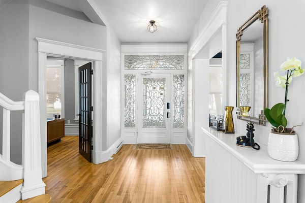 Casa de lujo | Área de sala de estar | Televisión de pantalla plana de 42 pulgadas con canales vía satélite