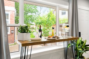 Executive Studio Suite | In-room dining