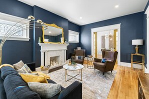 Luxury House | Living area | 42-inch flat-screen TV with satellite channels, TV, Netflix - Manoir Highfield (Moncton)