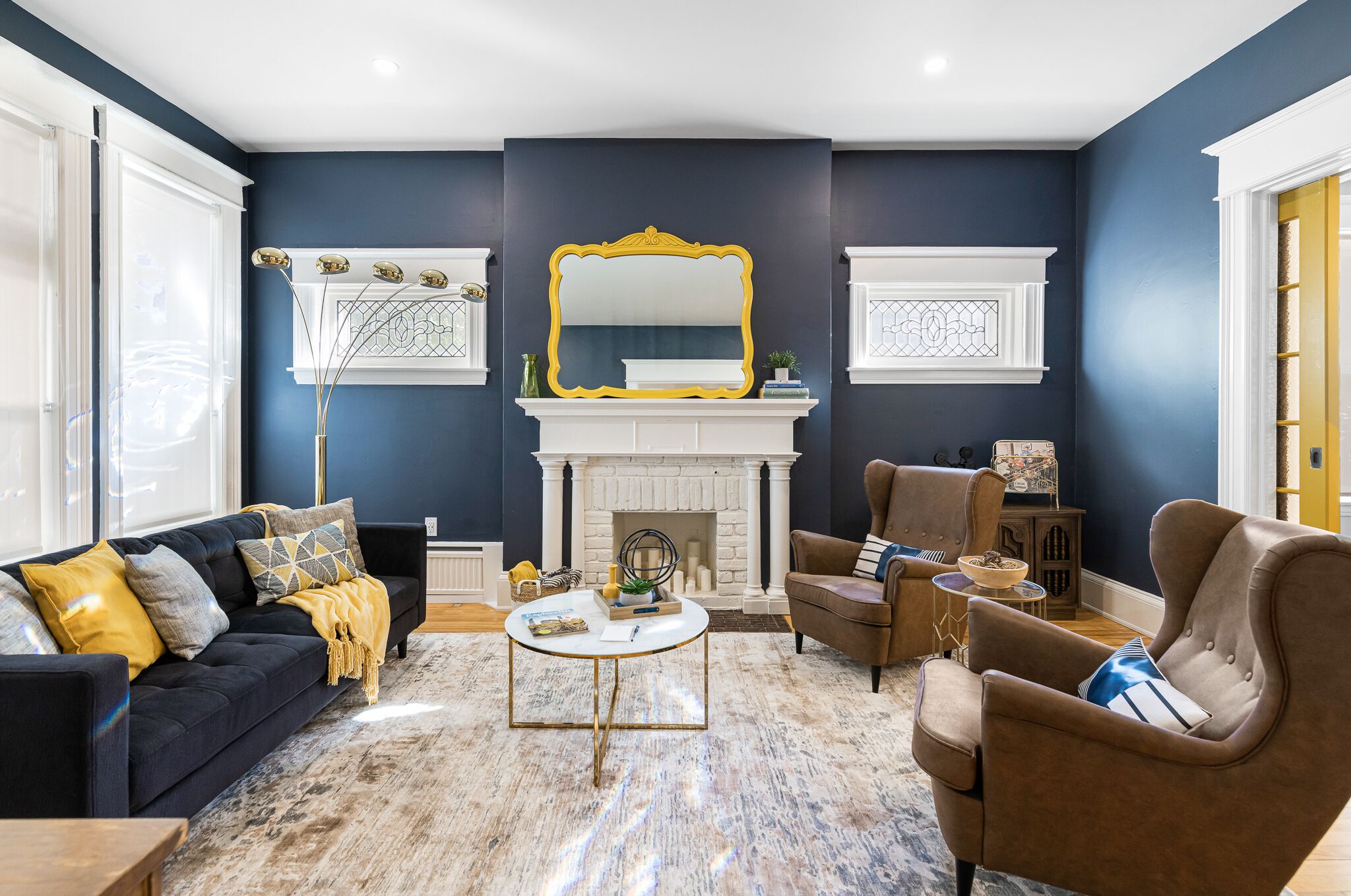 Casa de lujo | Área de sala de estar | Televisión de pantalla plana de 42 pulgadas con canales vía satélite 