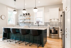 Luxury House | Private kitchen | Fridge, microwave, stovetop, dishwasher - Manoir Highfield (Moncton)