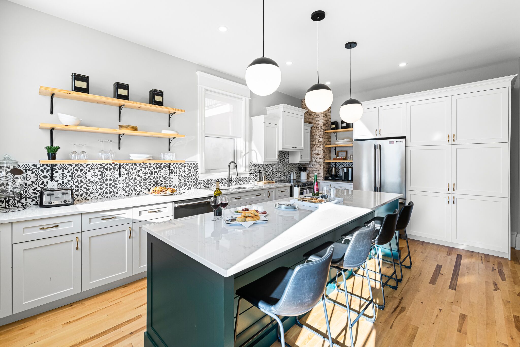 ثلاجة، ميكروويف، موقد طهي مسطح، غسالة أطباق