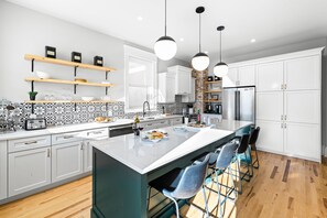 Fridge, microwave, stovetop, dishwasher