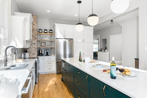 Luxury House | Private kitchen | Fridge, microwave, stovetop, dishwasher - Manoir Highfield (Moncton)
