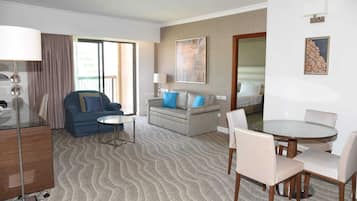 Apartemen Superior | Ruang keluarga | TV layar datar