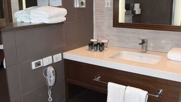 Appartement Supérieur | Salle de bain | Ensemble douche/baignoire, sÚche-cheveux, serviettes fournies, savon