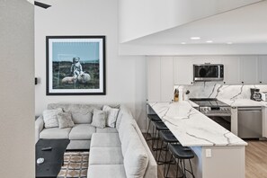 TV, fireplace, books - Newly renovated condo in Pinnacles - BBQ, hot tub, laundry, ski-in/out from door (Silver Star Mountain)