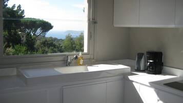 Een koelkast, een oven, een kookplaat, een vaatwasser