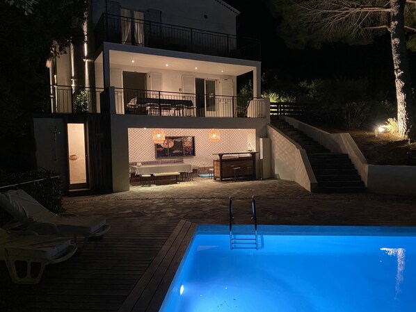 A modern two-story house with a swimming pool, outdoor seating, and a staircase leading to the upper level. - Sea, sun and pool in La Croix-Valmer (La Croix-Valmer)
