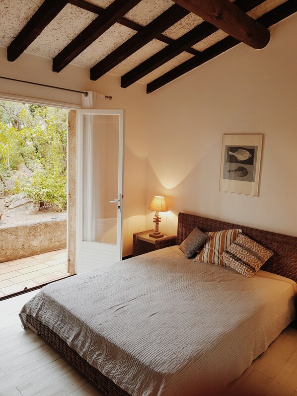 3 habitaciones, tabla de planchar con plancha y cuna de viaje 