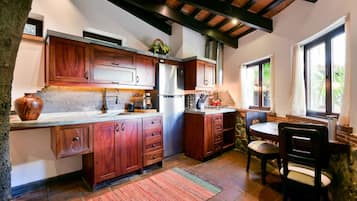 Frigorífico, microondas, placa de cocina y cafetera o tetera
