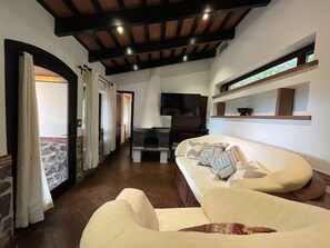 Smart TV, chimenea, estéreo y impresora 