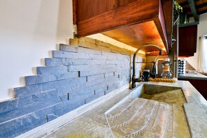 Réfrigérateur, micro-ondes, plaque de cuisson, cafetière/bouilloire