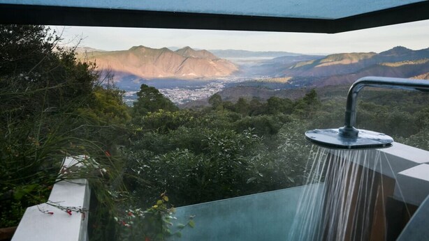 Une douche avec vue sur un paysage montagneux.
