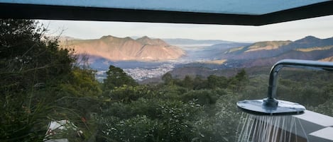 Dusche mit Blick auf eine Berglandschaft.
